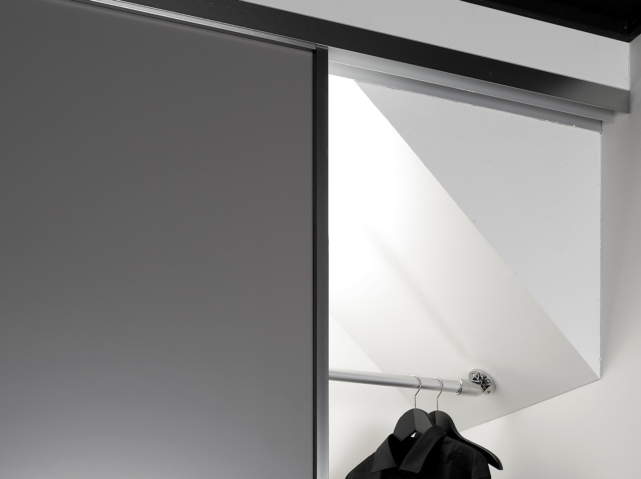 Schrankerweiterung Kleiderstange Aluminium Wand zu Dachschräge